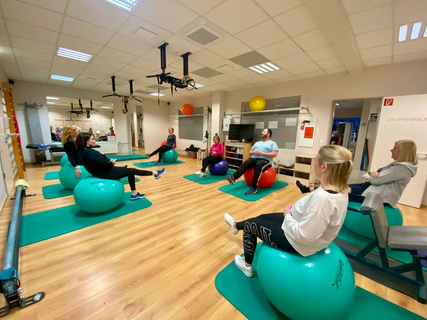 Patient macht eine Übung von Praxis für Physiotherapie - Anke Rautenhaus-Rodewald