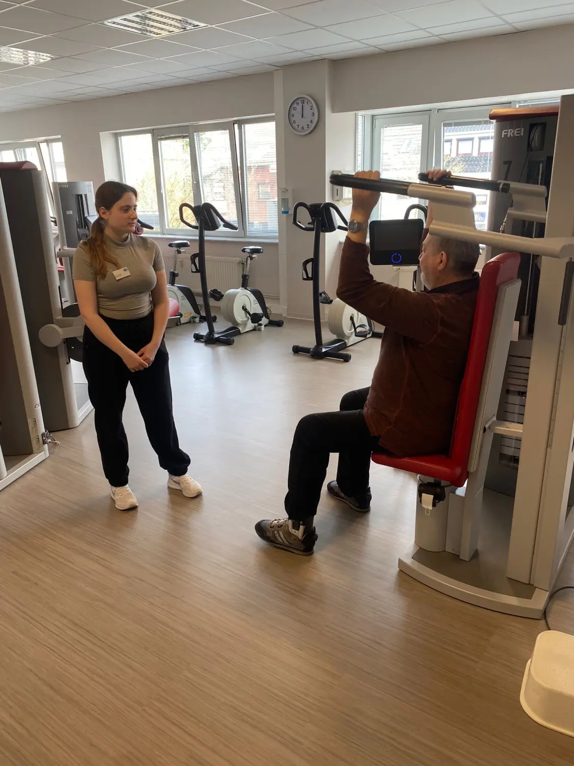 Mann macht Übungen auf einem Trainingsgerät von Praxis für Physiotherapie - Anke Rautenhaus-Rodewald