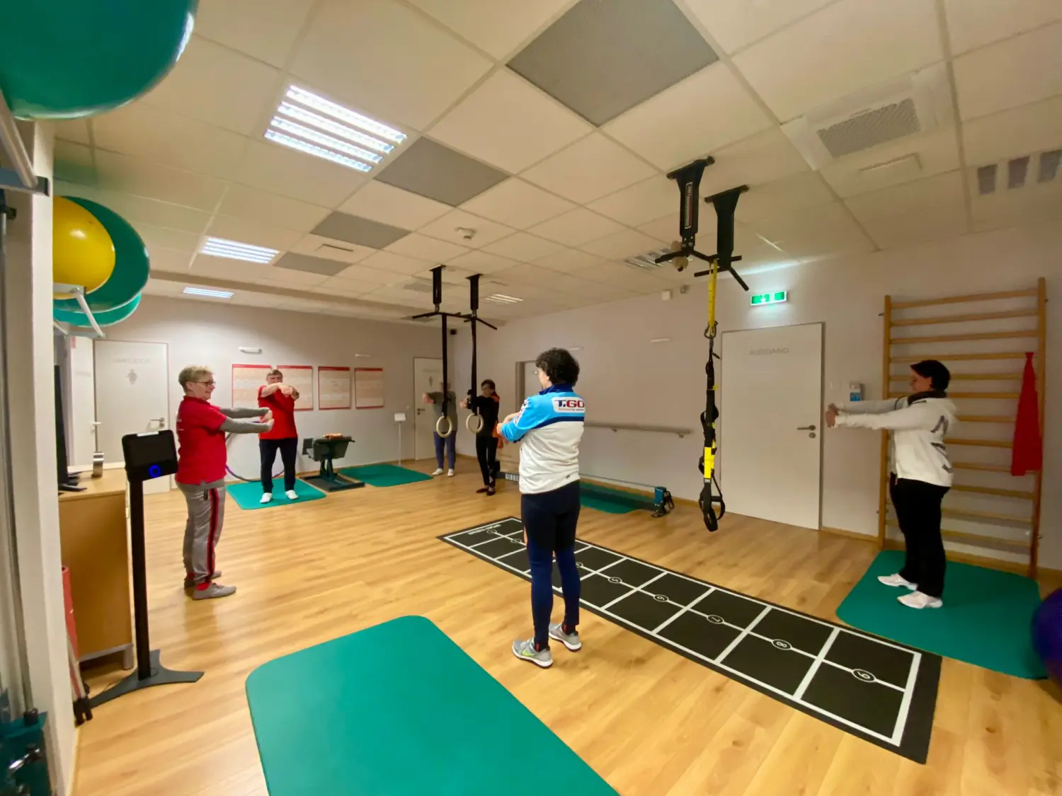 Menschen machen eine Übung von Praxis für Physiotherapie - Anke Rautenhaus-Rodewald