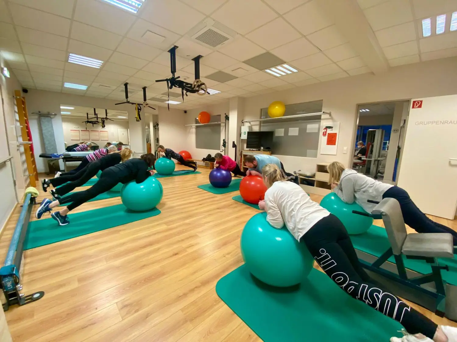 Menschen machen eine Übung von Praxis für Physiotherapie - Anke Rautenhaus-Rodewald